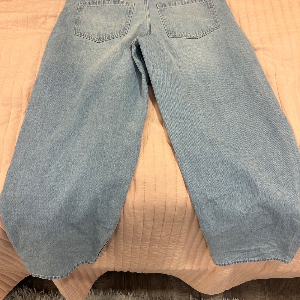 Hollister Low-Rise Medium Wash Baggy Jeans - Picture 3 of 6